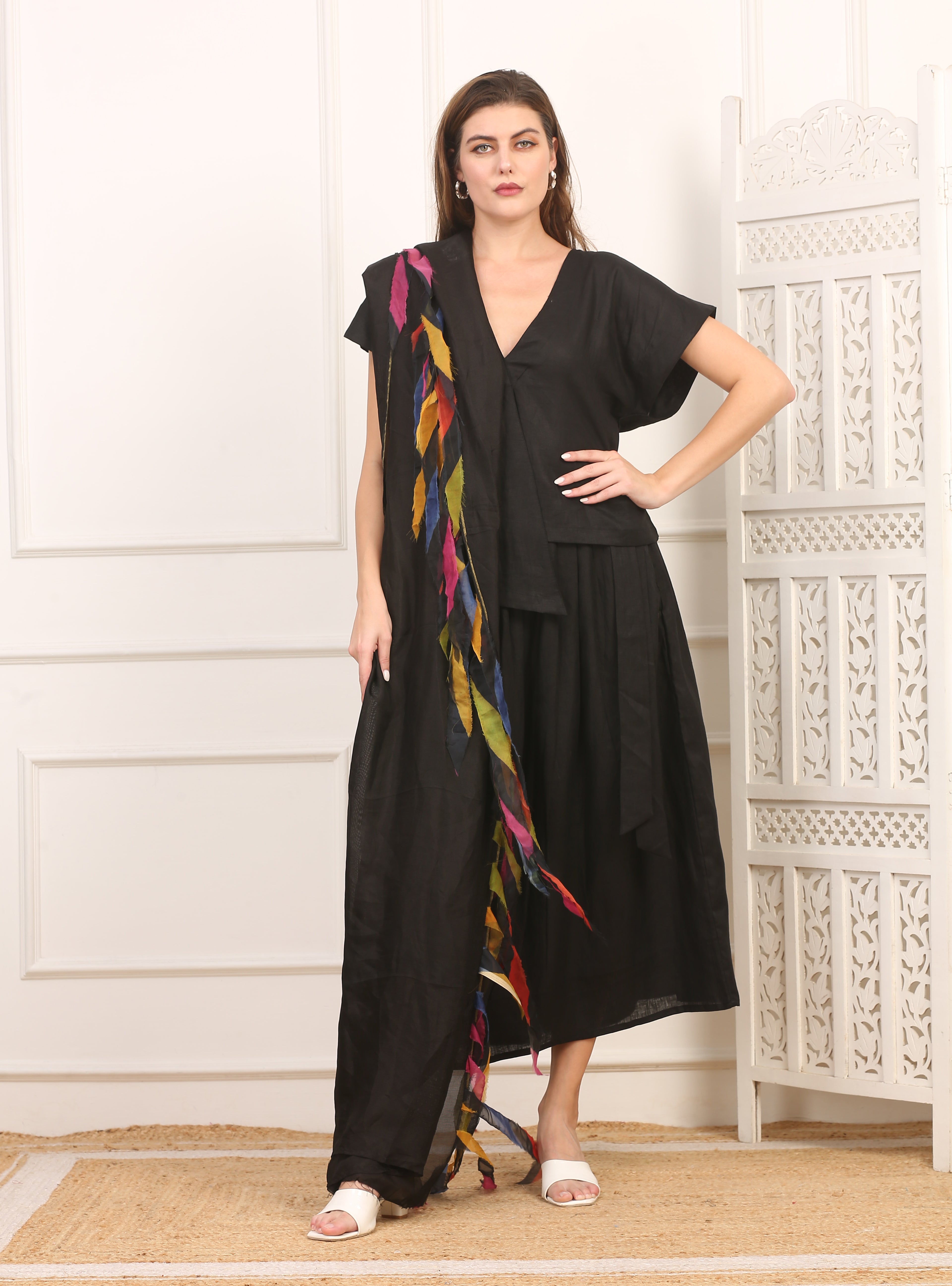 Stola in Seta Nera con Frange Artigianali Multicolor