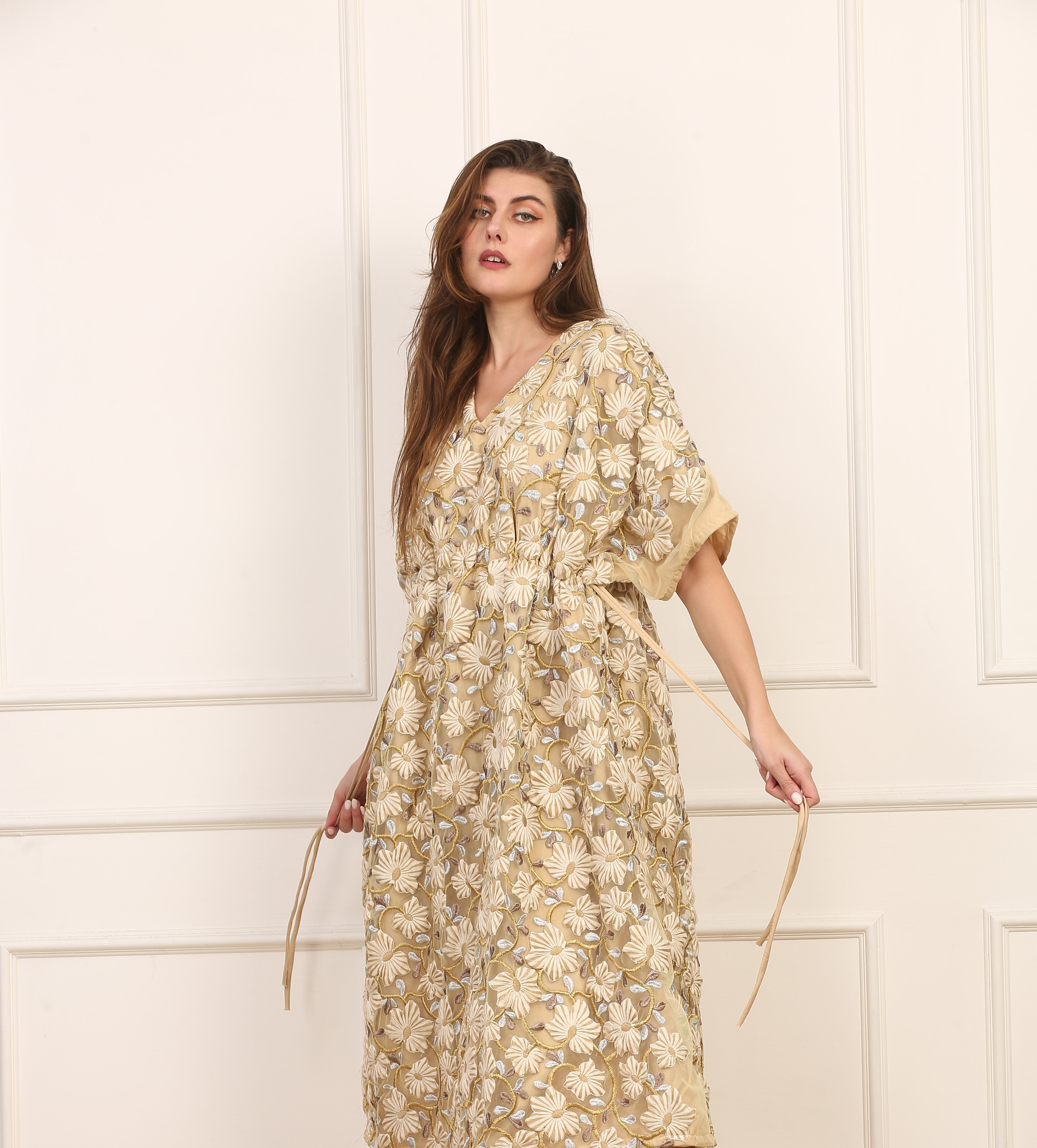 Kaftano Seta con Paillettes in Oro e Ricami Bianchi