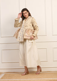 Giacca Corta in Broccato Oro con Balze e Ricami Floreali