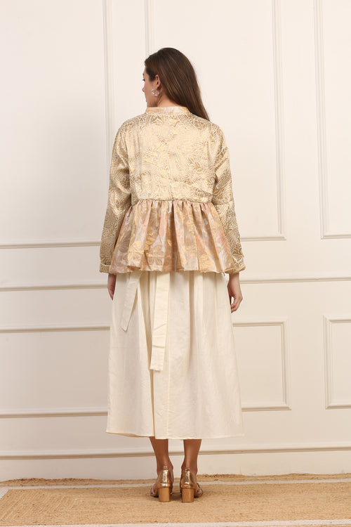 Giacca Corta in Broccato Oro con Balze e Ricami Floreali