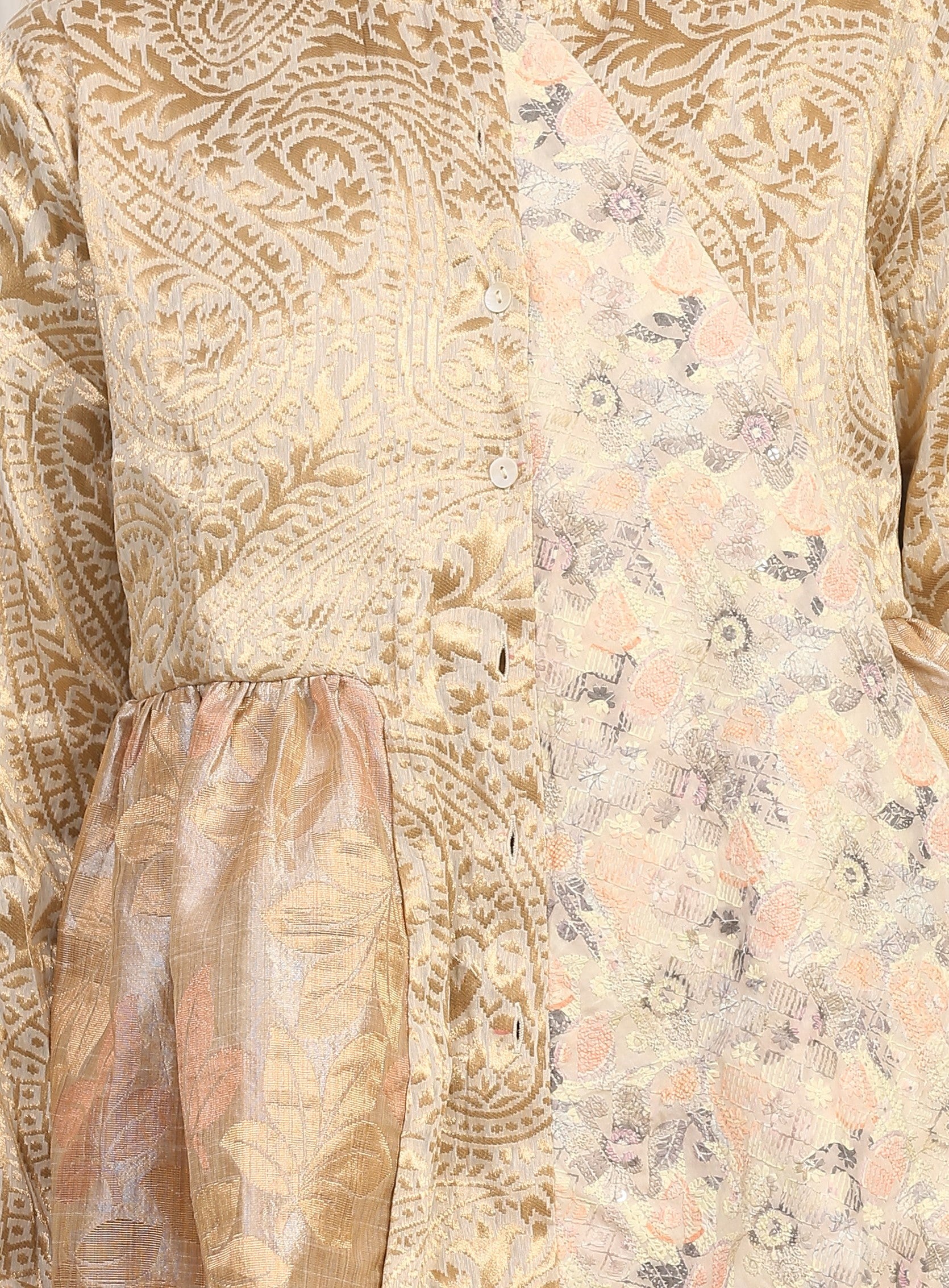 Giacca Corta in Broccato Oro con Balze e Ricami Floreali