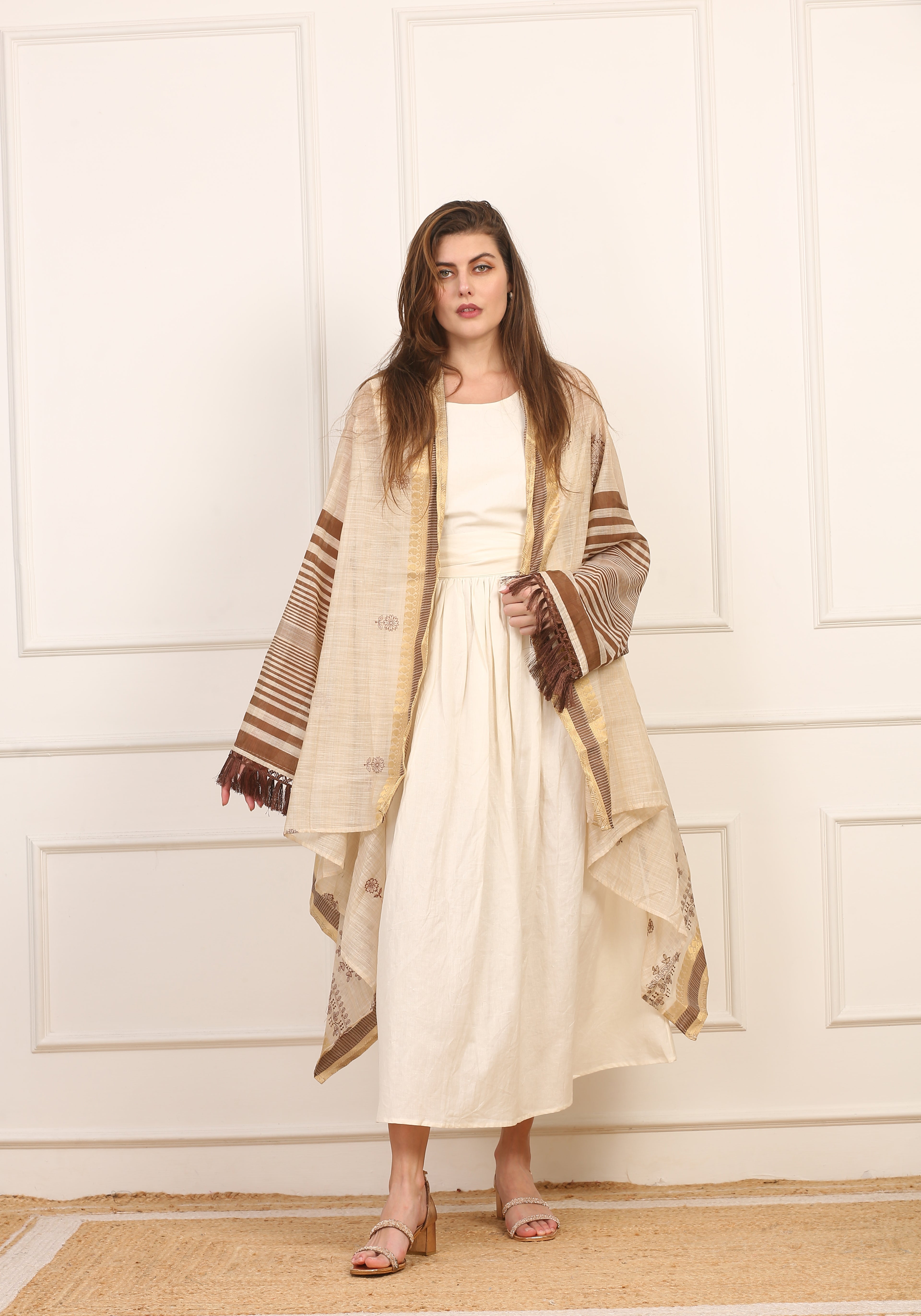 Stola Seta con Maniche e Ricami Toni Beige Artigianale