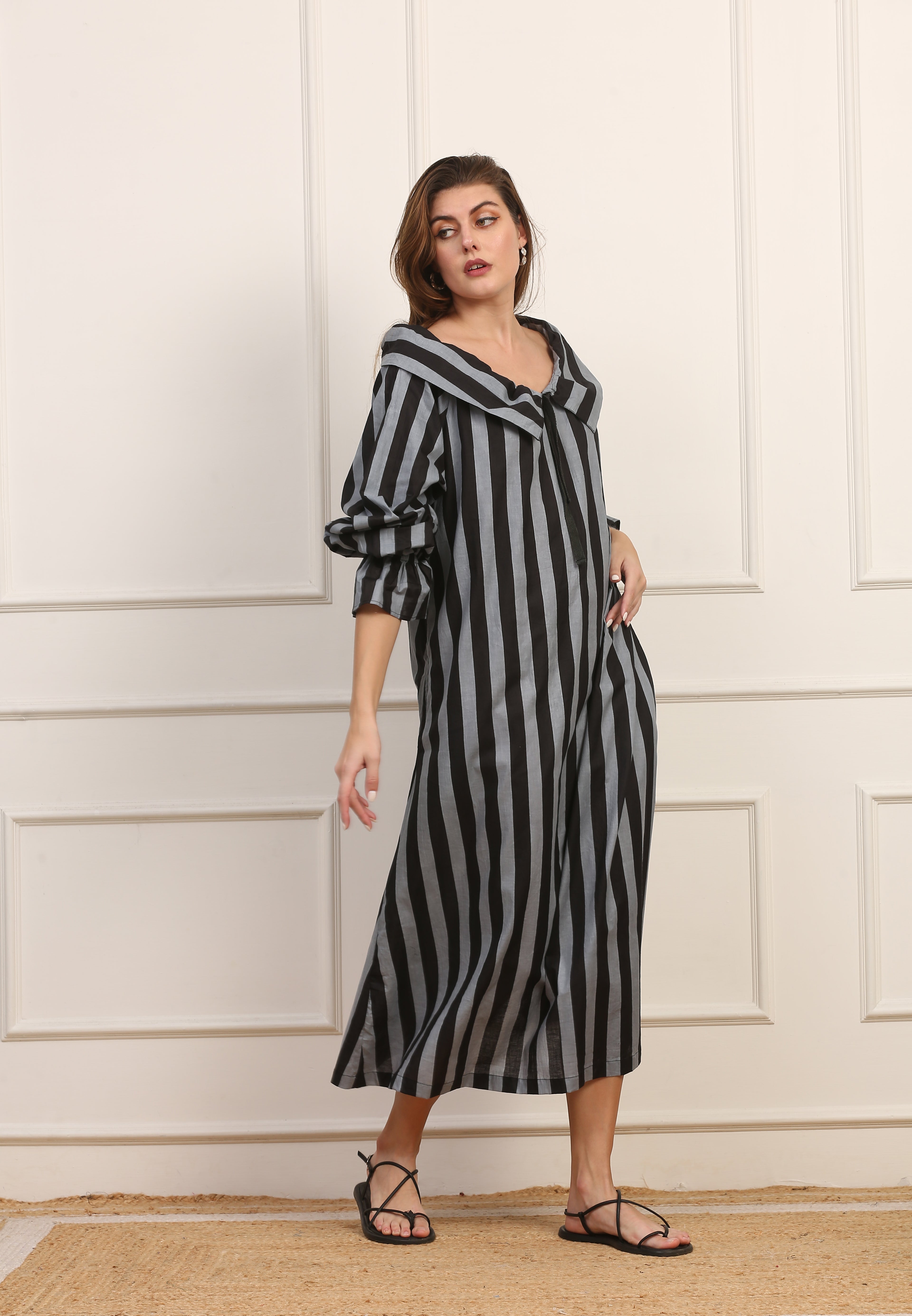 Abito Midi a Righe Grigie e Nere in Cotone con Maniche a Volant