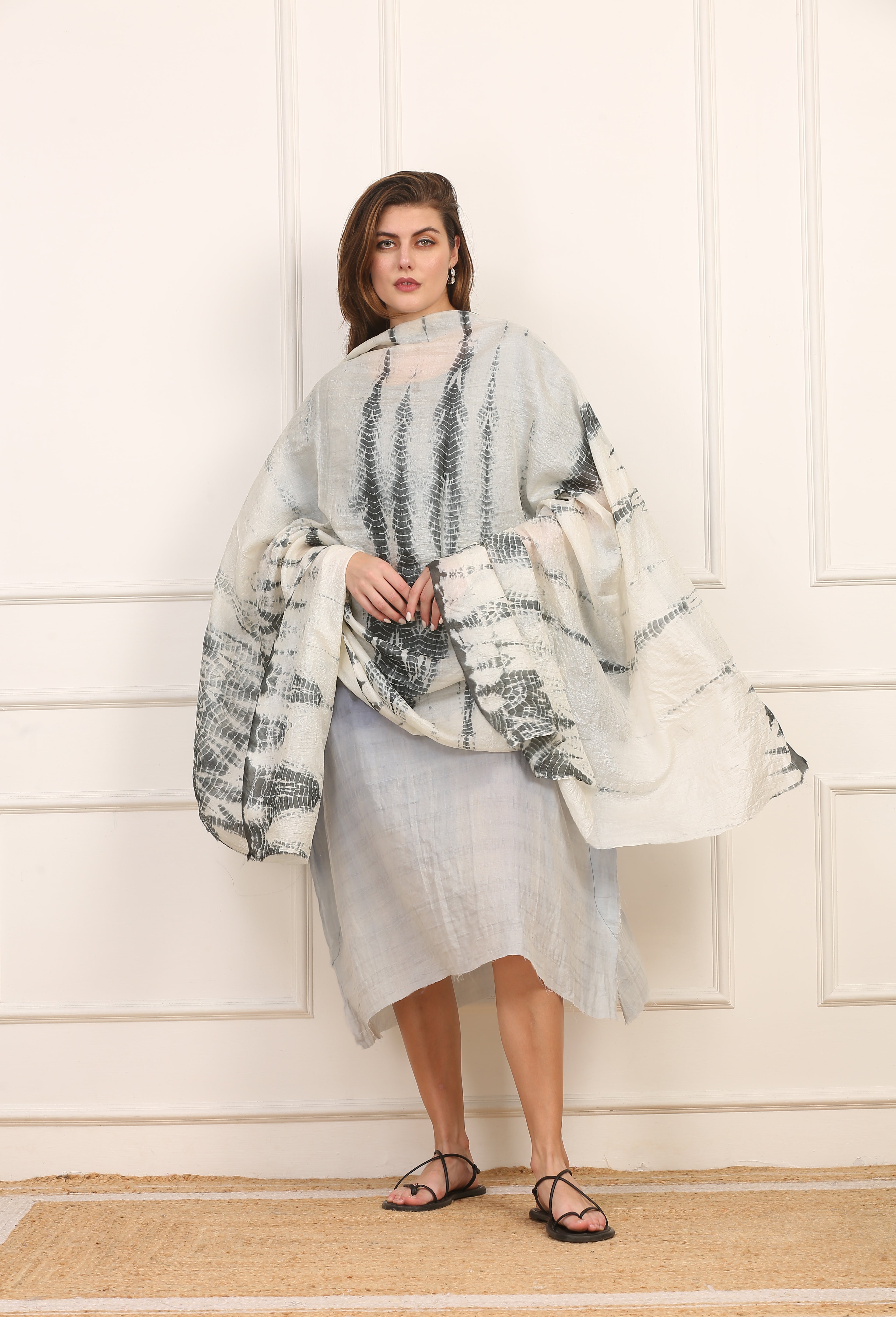 Stola in Seta Shibori Bianco e Nero