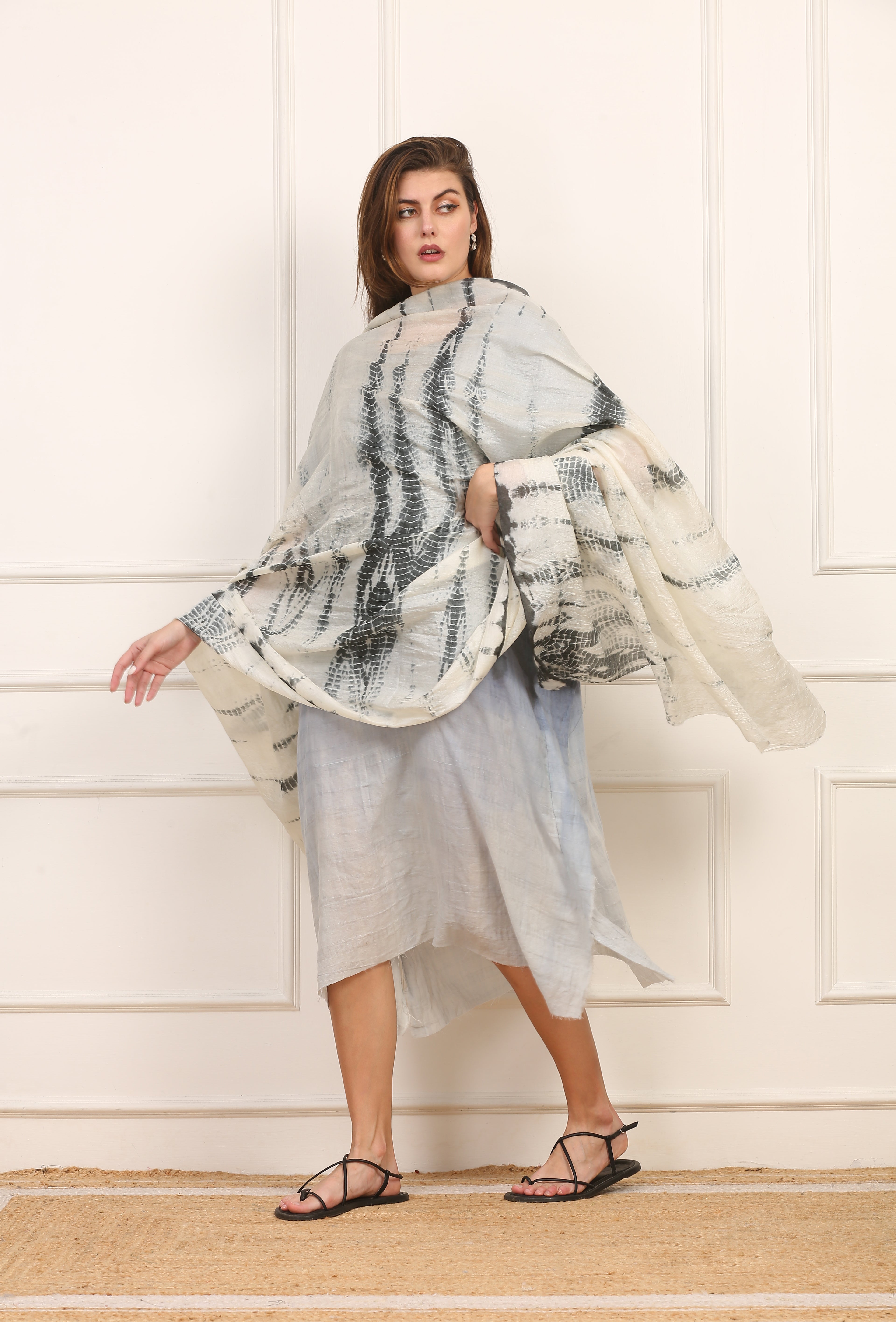 Stola in Seta Shibori Bianco e Nero