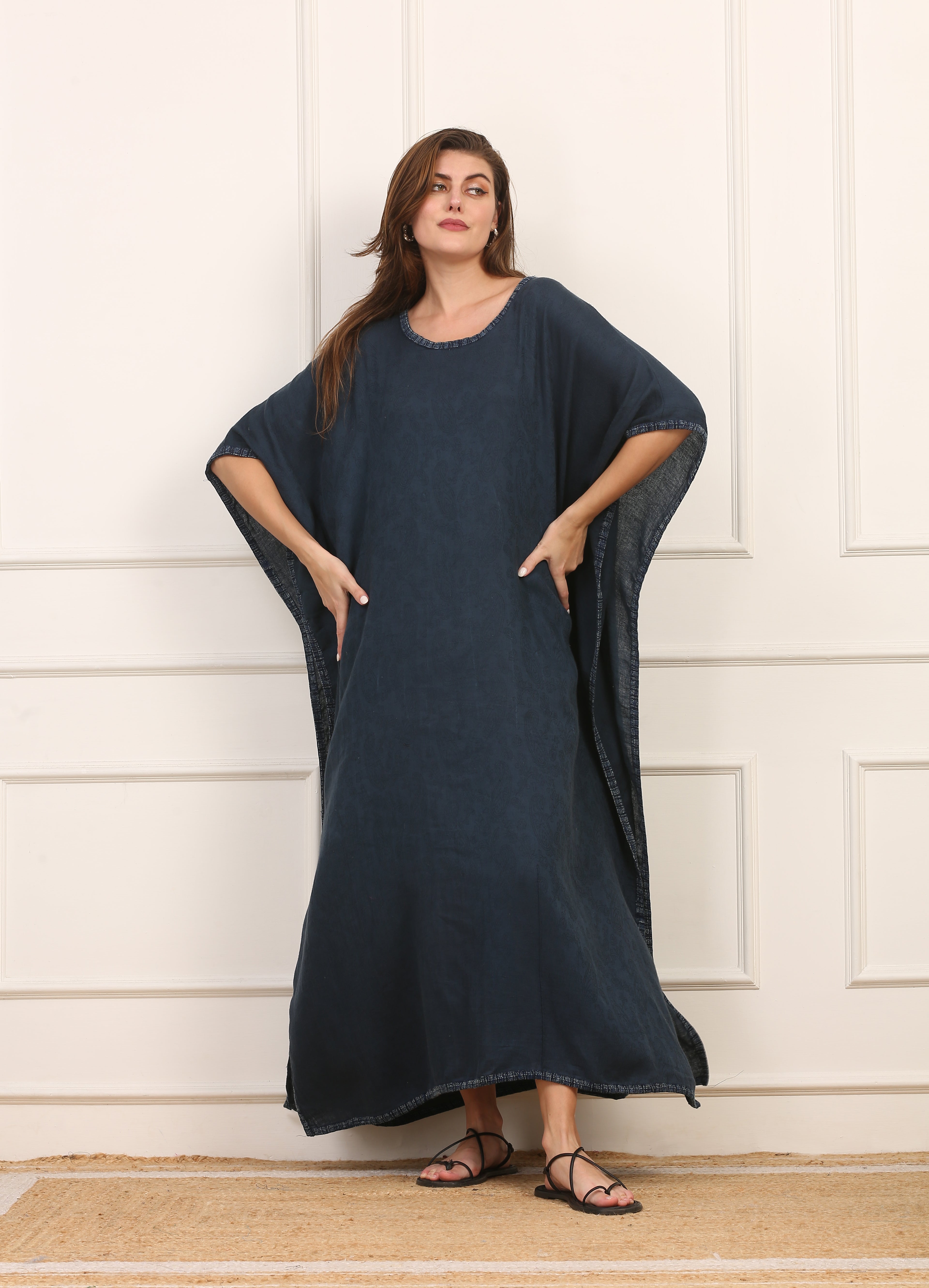 Kaftano Versatile in Cotone Blu con Bordi Sfrangiati