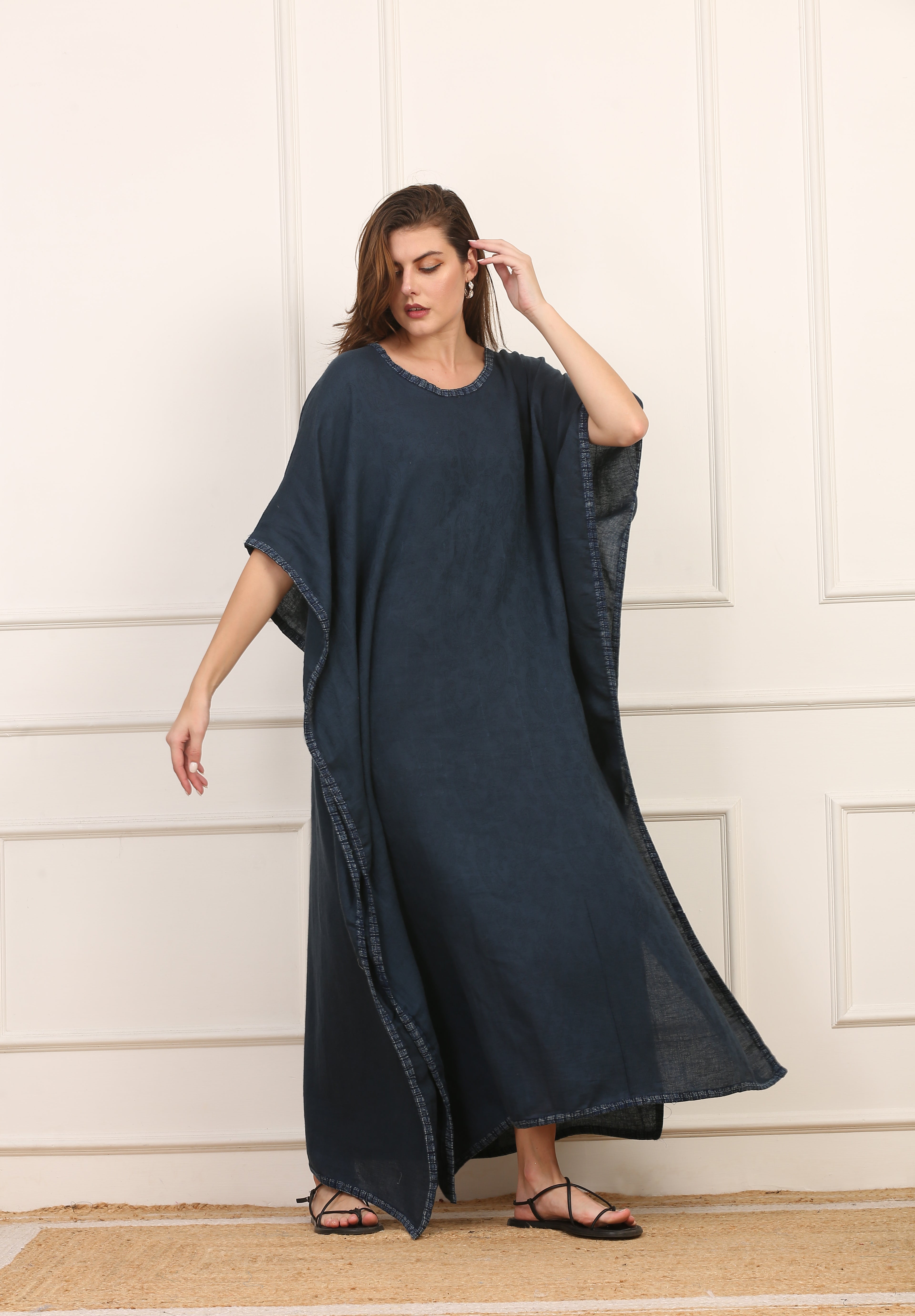 Kaftano Versatile in Cotone Blu con Bordi Sfrangiati