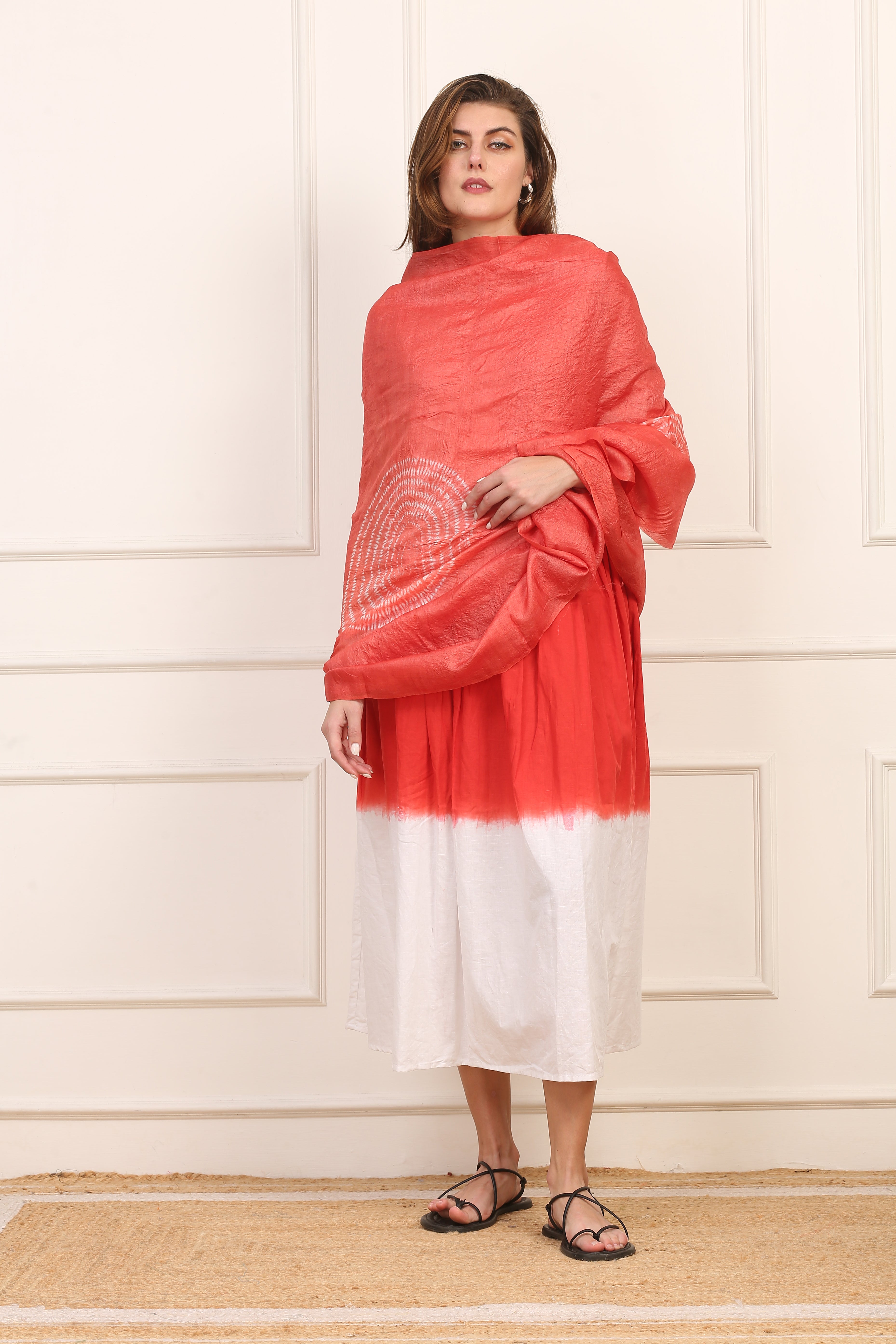 Telo Pareo in Seta Shibori Rosso con Stampe Bianche