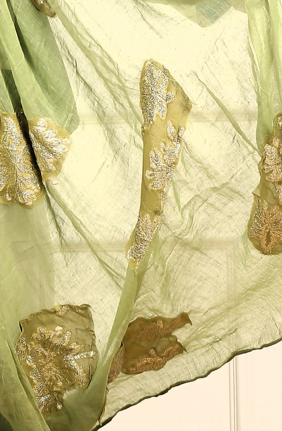 Stola in Seta Sarii con Ricami Dorati