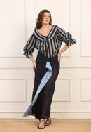 Camicia a Righe Grigie e Nere con Maniche a Volant