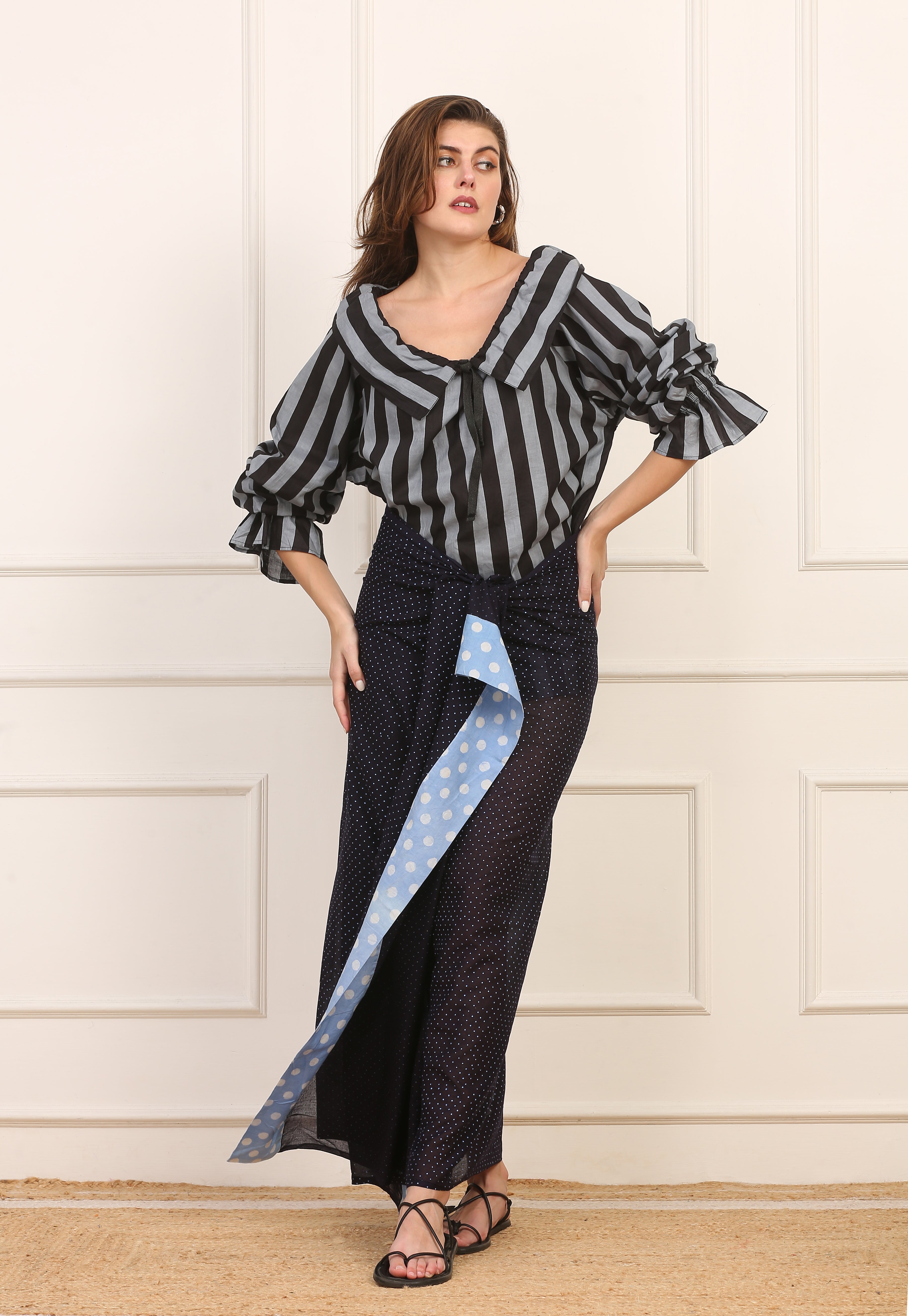 Pareo in Seta Viscosa Blu a Pois Bianchi con Frange