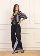 Camicia a Righe Grigie e Nere con Maniche a Volant