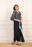 Camicia a Righe Grigie e Nere con Maniche a Volant