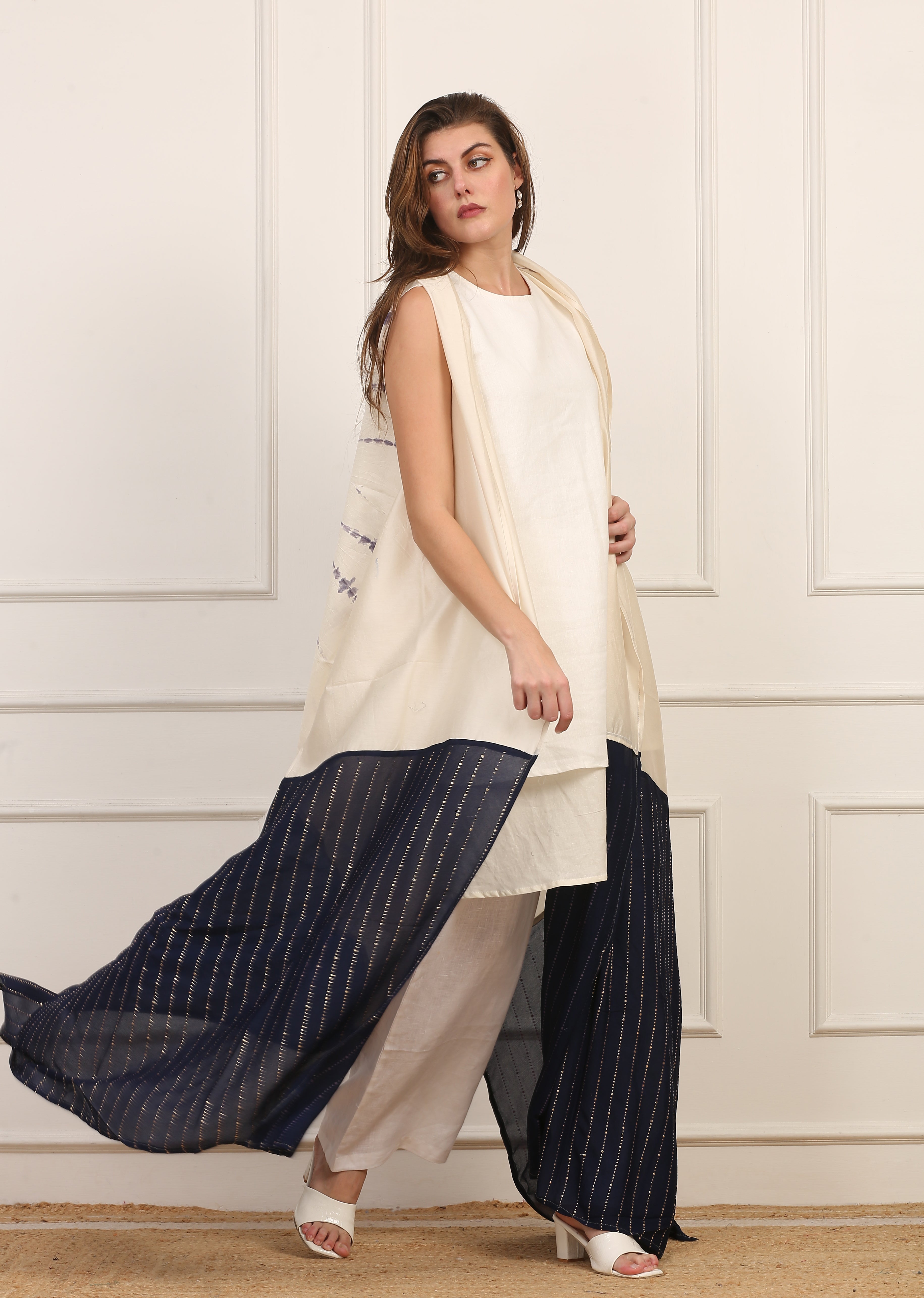Stola Versatile in Seta Viscosa Patchwork Bianco e Blu con Shibori