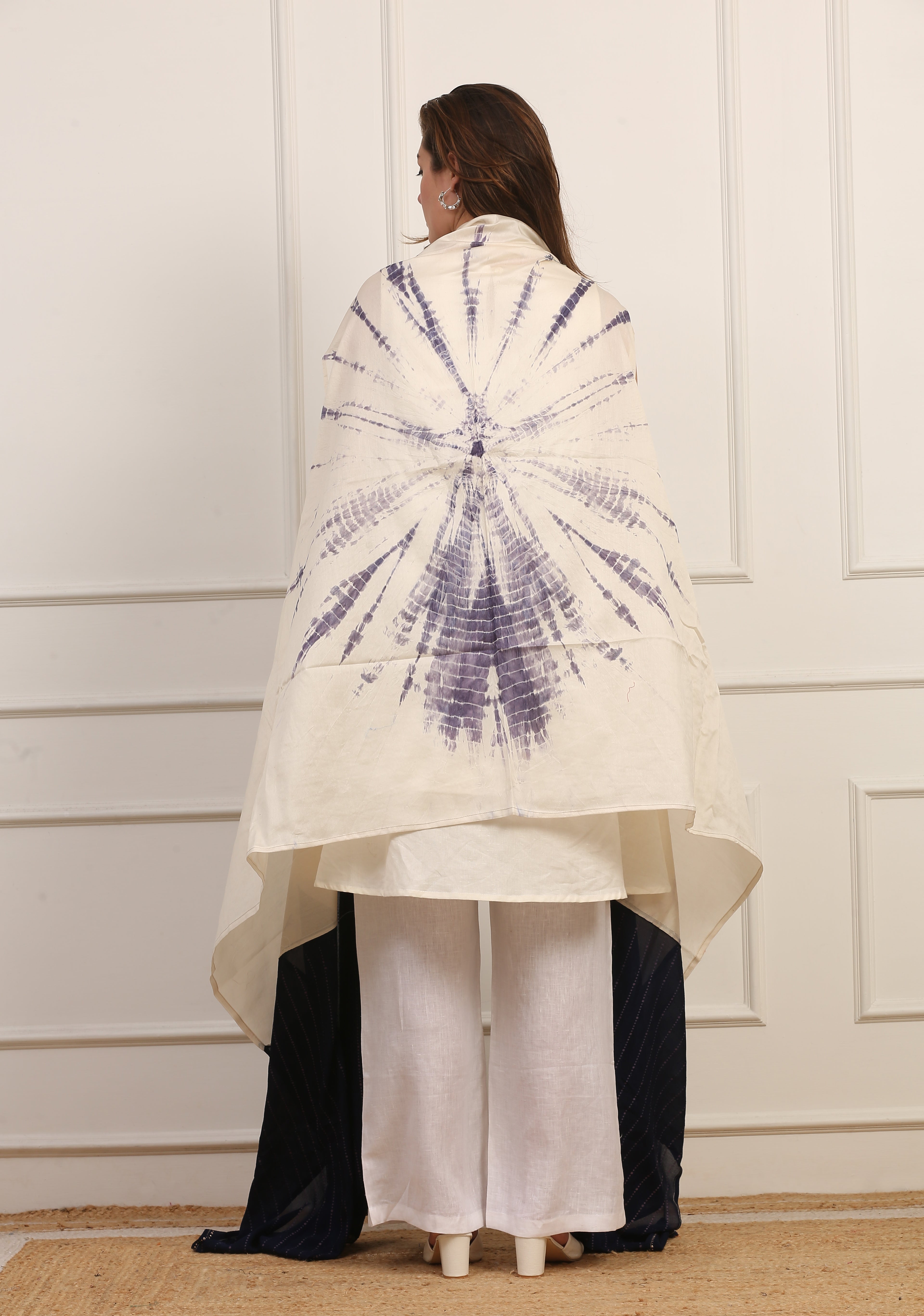 Stola Versatile in Seta Viscosa Patchwork Bianco e Blu con Shibori