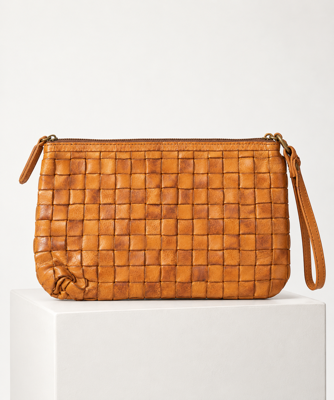 Pochette intrecciata in pelle